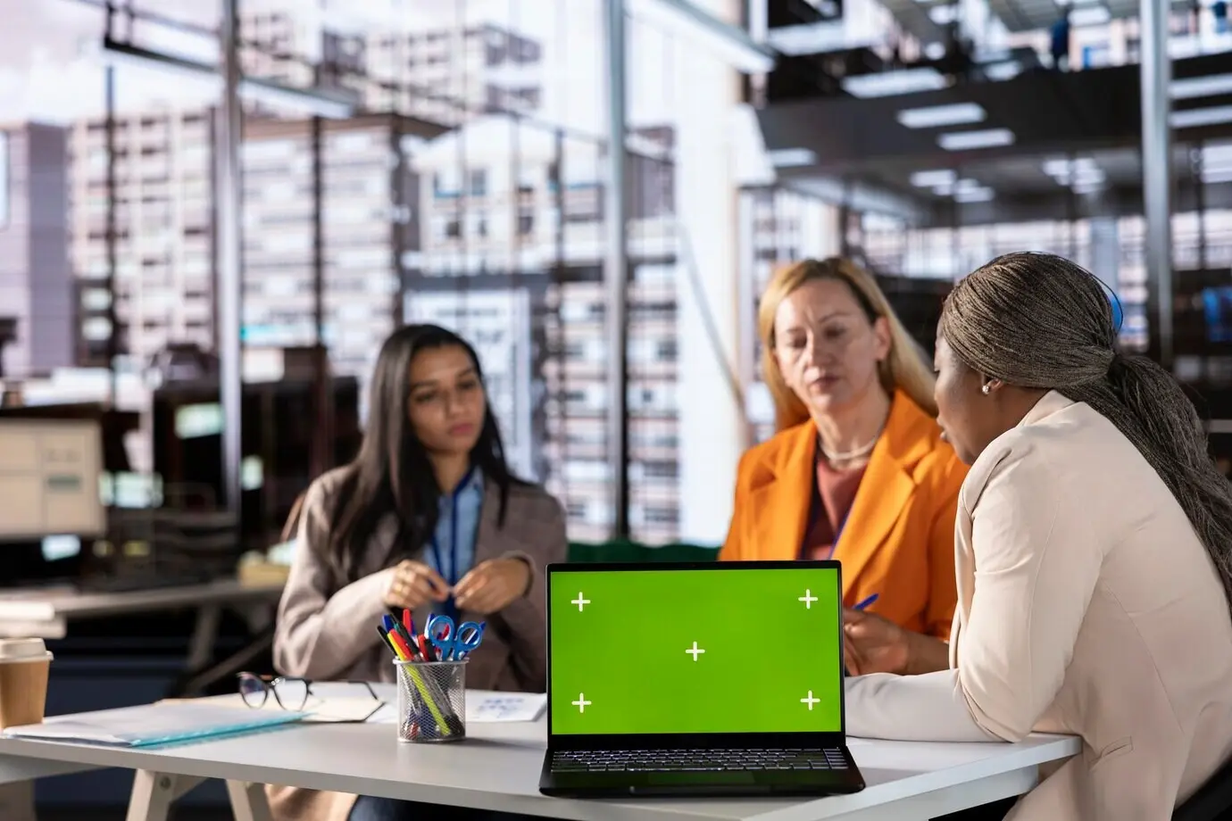 Команда целеориентированных генеральных менеджеров обсуждает цели рядом со свободным пространством для текста.