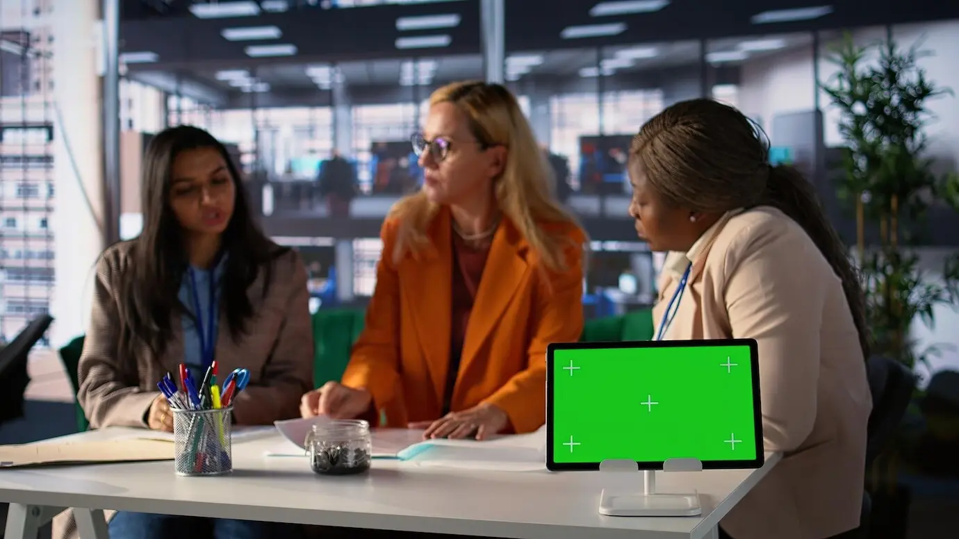 Группа деловых женщин делится идеями по новому проекту рядом с пустым пространством для текста.