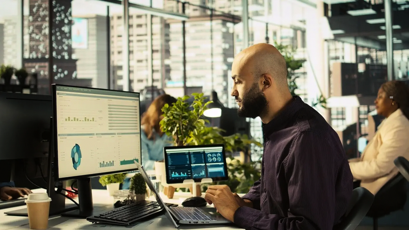 Plano que muestra controles por capas para la optimización de funciones y costos de compras en logística